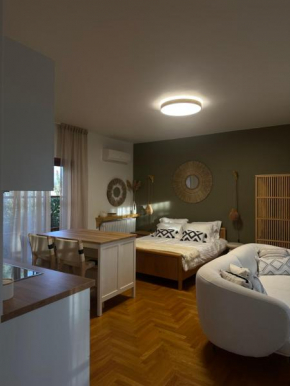 Quiet luxury studio next to airport with Jacuzzi